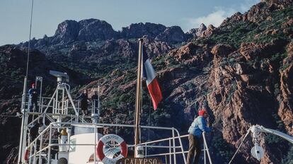 Jacques Cousteau, a bordo del 'Calypso' en un momento del documental.