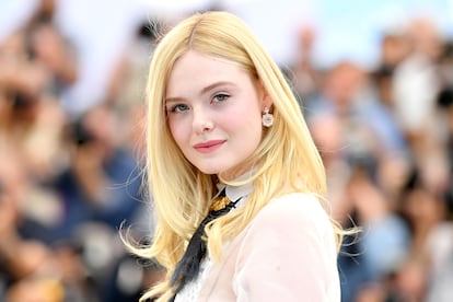 Fanning posa ante los fotográfos en la jornada inaugural del festival de Cannes.