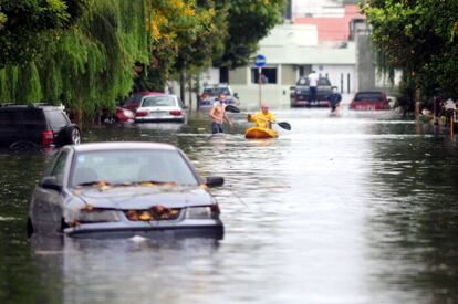 Calle inundada en La Plata (Argentina). En algunas partes de la localidad, el agua ha superado el metro y medio de altura.