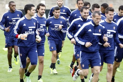 José García, en el centro, durante el entrenamiento de Osasuna.