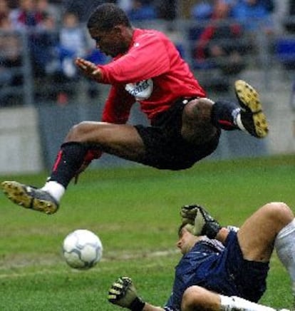 Eto'o salta por encima de Esteban, portero del Oviedo.