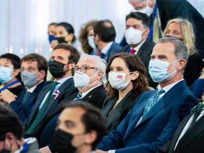 Isabel Díaz Ayuso, entre el exministro Manuel Castells y el Rey, el pasado 19 de octubre en la inauguración de la nueva sede de IE University. Tras el monarca se sienta la política impulsora de UDIT, Rocío Albert.