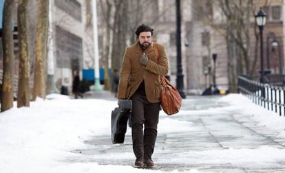 El actor Oscar Isaac llevando como puede el frío en 'A propósito de Llewyn Davis' (2013).