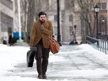 El actor Oscar Isaac llevando como puede el frío en 'A propósito de Llewyn Davis' (2013).