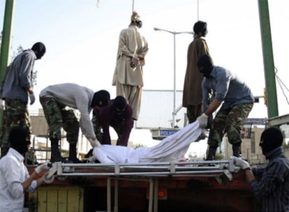 Mienbros de la Fuerza Especial de Policía iraní recogen el cadaver de uno de los tres supuestos autores del atentado que acabó con la vida de 30 personas el pasado jueves en una mezquita de Zahedan (sureste del país). Según la agencia oficial de noticias Irna, los tres ejecutados han sido juzgados y han confesado su culpabilidad.