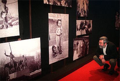 Cándido Méndez observa una foto de la exposición.