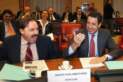 Eduardo Zaplana (derecha) y Luis de Guindos, al comienzo de la comparecencia de Zapatero en la comisión del 11-M.
