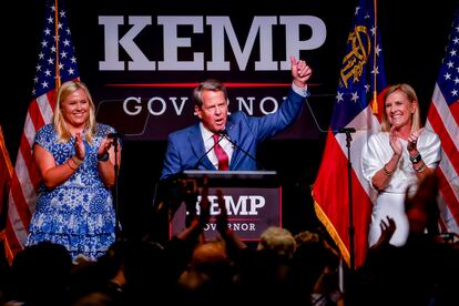 El gobernador de Georgia, Brian Kemp, celebra con familiares y seguidores su victoria en las primarias republicanas de este martes.