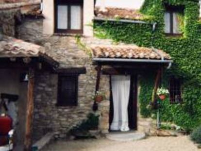 Entrada de una casa rural.