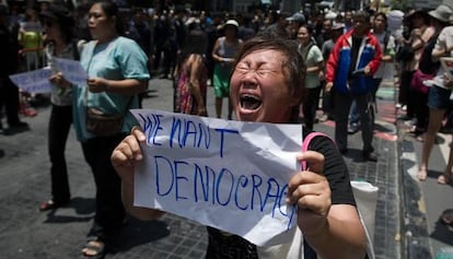 Una manifestante contra el golpe de Estado, este domingo en Bangkok.