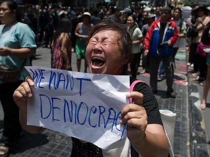 Una manifestante contra el golpe de Estado, este domingo en Bangkok.