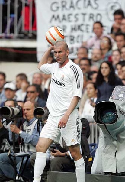Zidane se dispone a sacar de banda.