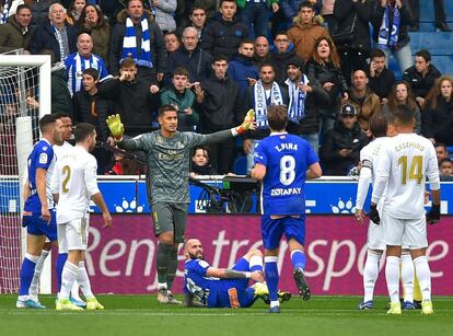 El portero titular del Real Madrid, Areola (centro), gesticula durante el partido contra el Alavés.