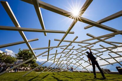 Miembros del personal trabajan en la presentación de arte arquitectónico titulada "La Transumante" del artista francés Johann le Guillermin en la orilla del lago Lemán en Vevey, Suiza.