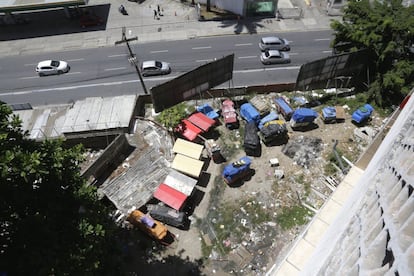 O lixo se acumula no pátio do prédio. Além disso, muitas pessoas que trabalham como ambulante na praia deixam seus materiais ali.