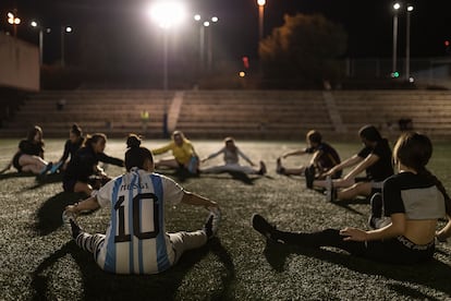 Entrenamiento del equipo de fútbol femenino del CF Tramontana en el barrio de la Mina.
