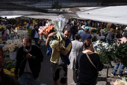 Mercado de flores en la plaza de Paloquemao