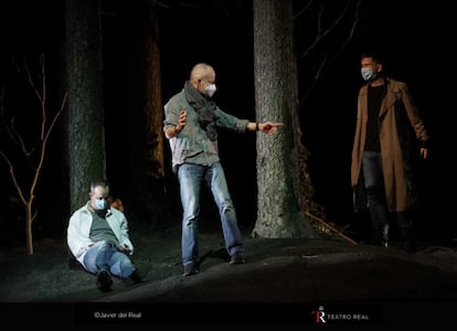 Del 18 de diciembre al 10 de enero, el Teatro Real ofrecerá 15 funciones de Don Giovanni, de Mozart, en una producción de la Staatsoper de Berlín, estrenada en el Festival de Salzburgo en 2008, con el mismo dúo protagonista que actuará en el Real: el barítono británico Christopher Maltman, como Don Giovanni, y el bajo-barítono hispano-uruguayo Erwin Schrott, como Leporello. La trama transcurre en un bosque de abetos, diseñado por el escenógrafo Christian Schmidt, donde se van sucediendo los distintos cuadros de la ópera, distorsionados por la agonía de Don Giovanni, que se desangra lentamente desde la primera a la última escena. El director de escena, Claus Guth, ha modificado varios detalles y el coro titular del Teatro Real actuará con unas mascarillas diseñadas para cantantes. La obra está patrocinada por Endesa.