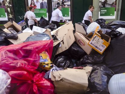 Basura acumulada este domingo en M&aacute;laga.