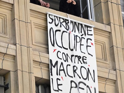 Estudiantes ocuparon la semana pasada La Sorbona en protesta contra una final electoral entre Emmanuel Macron y Marine Le Pen