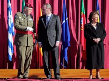 Alberto Fabra conversa con el teniente general, Rafael Comas, junto a la alcaldesa de Valencia, Rita Barber&aacute;, durante un acto militar.