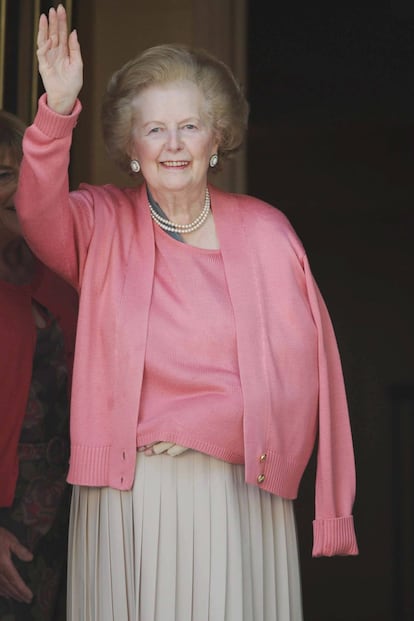 Nos remontamos hasta el año 2009 cuando Margaret Thatcher intentó disimular su brazo escayolado bajo una clásica chaqueta de punto. Y es que la Dama de Hierro, icono político y de estilo, no podía permitirse que le fotografiaran lesionada.