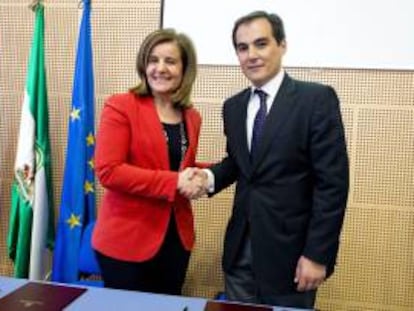 La ministra de Empleo y Seguridad Social, Fátima Báñez, y el alcalde de Córdoba, José Antonio Nieto Ballesteros tras firmar un convenio marco de colaboración para el desarrollo de actuaciones para favorecer la inserción laboral en esta capital andaluza.