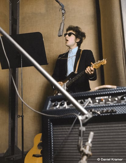 Fotografía de Bob Dylan en los estudios de Columbia Records de Nueva York durante la grabación del álbum ‘Bringing It All Back Home’. Primeras imágenes de Dylan con una guitarra eléctrica.