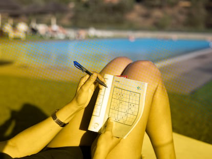 Una mujer hace un sudoku en una piscina de Barcelona el 25 de julio del 2023.