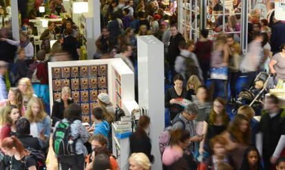 Visitantes en la feria del libro de Francfort.