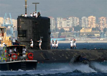 El submarino nuclear británcio <i>Tireless</i> arriba al puerto de Gibraltar.