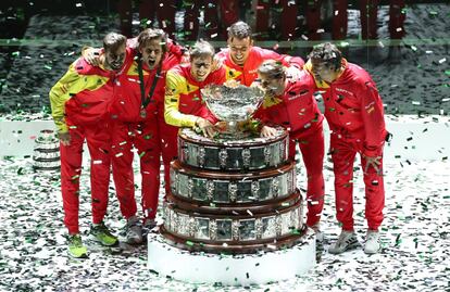 Los jugadores del equipo español celebran tras recibir el trofeo que les acredita vencedores de la final de Copa Davis, tras derrotar a la selección de Canadá.