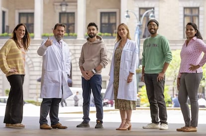 Czterech pacjentów (od lewej do prawej: Sascha Roth, Imtiaz Hussain, Avery Holmes i Nisha Varughese) z onkologami Luisem Díazem i Andreą Cercek (w białych kitlach).