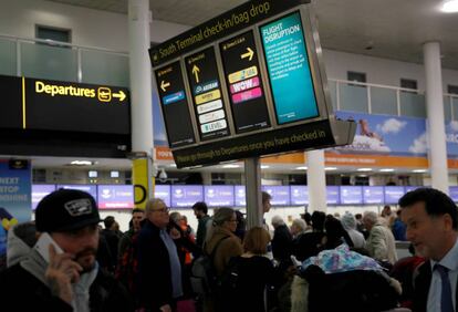 Pasajeros afectados por la suspensión de vuelos en Gatwick.
