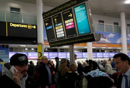 Pasajeros afectados por la suspensión de vuelos en Gatwick. 