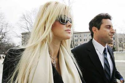 Anna Nicole Smith, junto al abogado Howard K. Stern, a la salida del Tribunal Supremo.