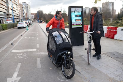 Giovanni Olcese (derecha) charla con un usuario del carril bici de Valladolid.