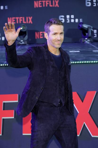 En el estreno coreano de la película de Netflix, Reynolds se atrevió con un traje en ante azul de Ralph Lauren que combinó con una camiseta también azul.
