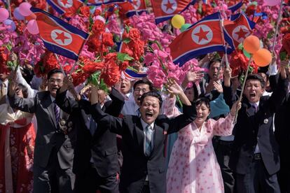 El tema para las celebraciones de este año ha sido el desarrollo económico y la unificación de la península, dividida desde la Guerra de Corea (1950-53), con carrozas sobre este tema que han sido saludadas por miles de norcoreanos enarbolando banderas de la unificación.