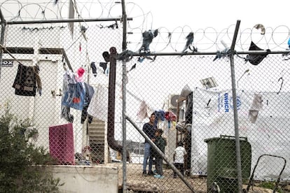 Os refugiados que chegam ao campo não sabem quanto tempo ficarão lá. Depende de sua origem e do processo burocrático que passa por cada caso, que às vezes dura anos. Na imagem, vários refugiados dentro da zona segura do campo.