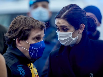 El alcalde de Madrid, José Luis Martínez-Almeida y la presidenta de la Comunidad de Madrid, Isabel Díaz Ayuso, en Madrid, (España), el pasado 20 de enero.