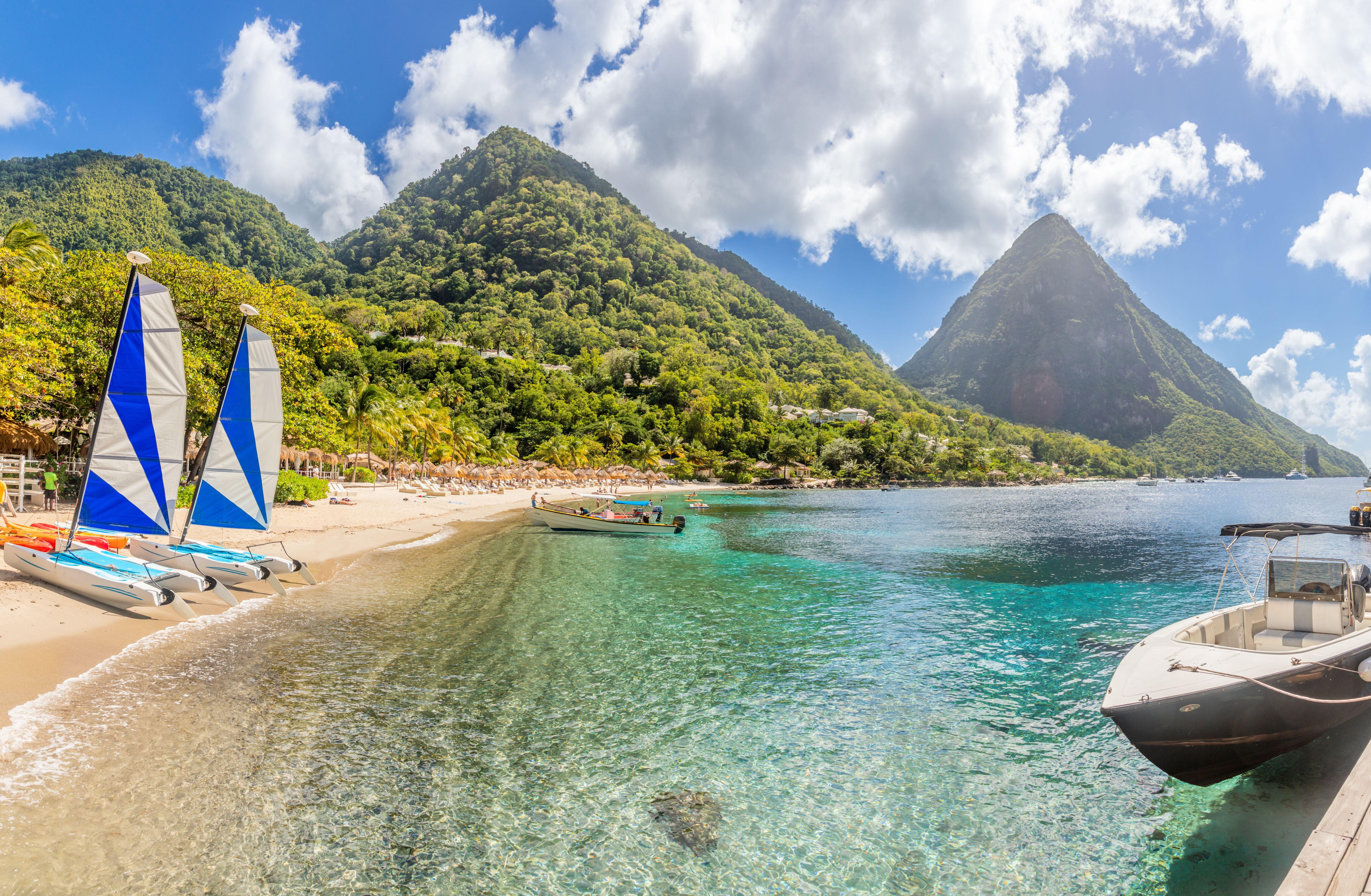 Las montañas Pitons vistas desde Sugar Beach, en Santa Lucía.