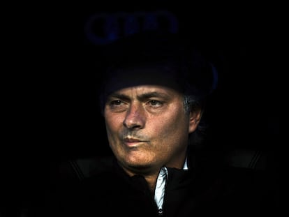 José Mourinho, en el banquillo del Real Madrid durante un partido de la Liga.
