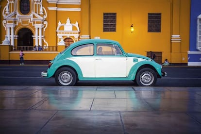 Escarabajo aparcado frente al único edificio con el que sus colores combinan