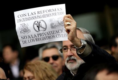 Protesta de funcionarios judiciales en Valencia contra las tasas judiciales impuestas por Gallardón.