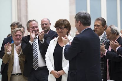 Olga Viza, con Xavier Vidal-Folch, Miguel Cardenal y Joan Pere Viladecans, en el Parlament.