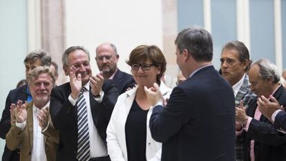 Olga Viza, con Xavier Vidal-Folch, Miguel Cardenal y Joan Pere Viladecans, en el Parlament.