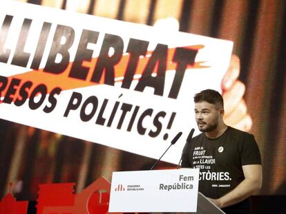 Rufián llegint la carta de Junqueras a l'Hospitalet.