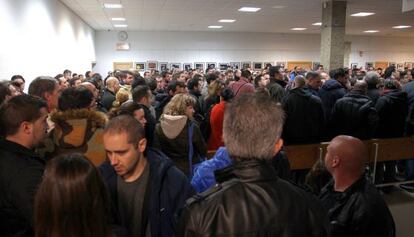 Decenas de personas, el pasado s&aacute;bado, a la espera de realizar las pruebas de conductor de Metro.