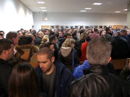 Decenas de personas, el pasado s&aacute;bado, a la espera de realizar las pruebas de conductor de Metro.